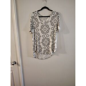 Maurices 24/7 Womens Large V-Neck Medallion Print High Low Top White Black NEW